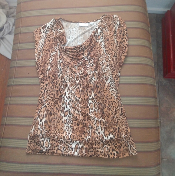 Asymmetrical leopard ๐ print top - Picture 1 of 1